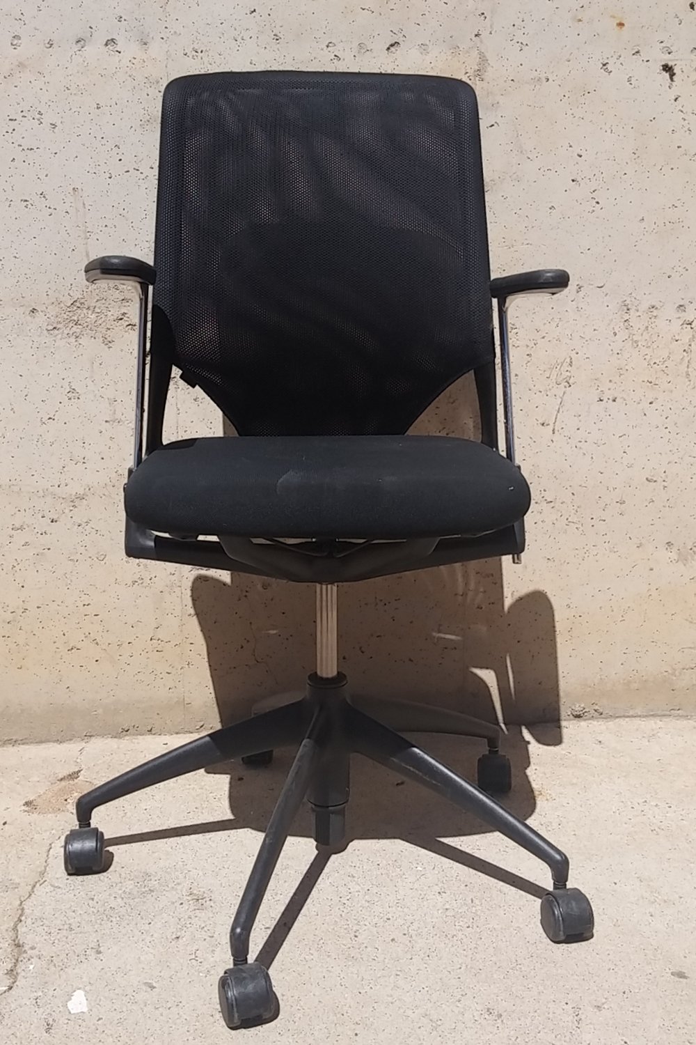 Silla negra con ruedas para oficina en cabauoportunitats.com