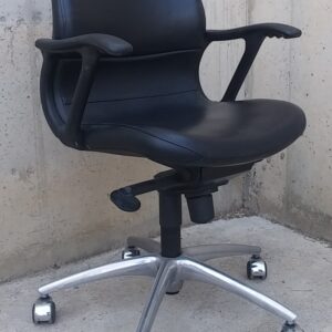 Cadira de cuir amb rodes per a oficina a cabauoportunitats.com