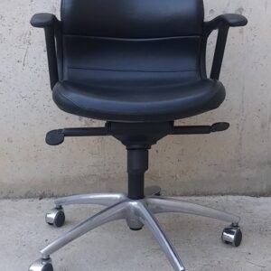 Cadira de cuir amb rodes per a oficina a cabauoportunitats.com