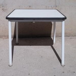 Taula de terrassa de color blanc d'ocasió a cabauoportunitats.com
