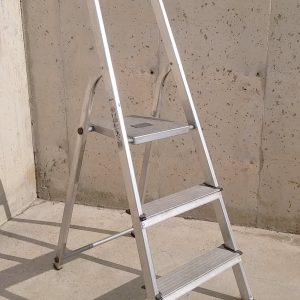 Escalera plegable de 3 peldaños de ocasión en cabauoportunitats.com