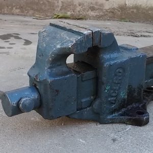 Cargol de taula d'acer de color gris d'ocasió a cabauoportunitats.com