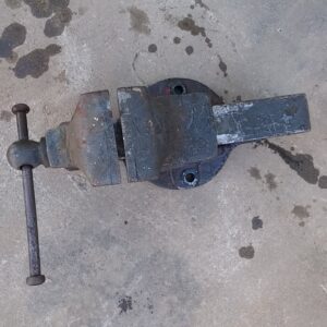 Tornillo de mesa rojo de acero en muy buenas condiciones en cabauoportuniats.com