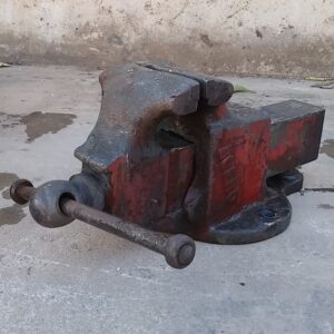 Tornillo de mesa rojo de acero en muy buenas condiciones en cabauoportuniats.com