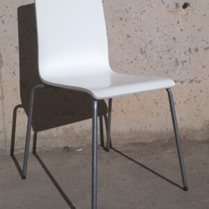 Taula negra + 4 cadires blanques d'ocasió a cabauoportunitats.com Balaguer - Lleida - Catalunya