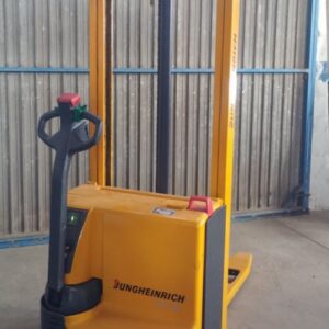 Apilador eléctrico JUNGHEINIRICH EJC 110 de ocasión en cabauoportunitats.com