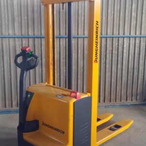 Apilador eléctrico JUNGHEINIRICH EJC 110 de ocasión en cabauoportunitats.com