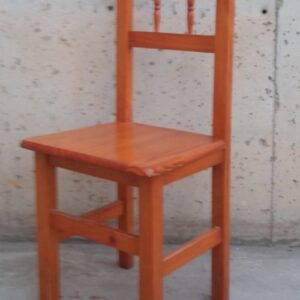 Silla de madera de pino de ocasión en cabauoportunitats.com