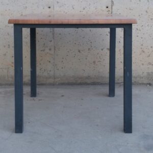 Mesa 70x70cm de ocasión en cabauoportunitats.com