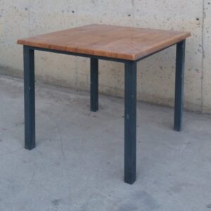 Mesa 70x70cm de ocasión en cabauoportunitats.com