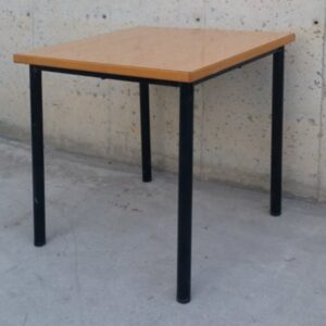 Mesa 70x70cm de ocasión en cabauoportunitats.com