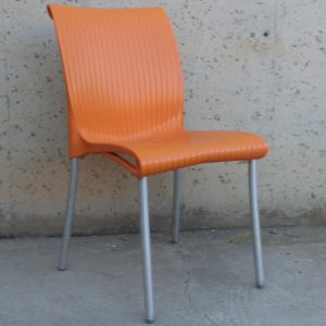 Silla apilable de ocasión para terraza con respaldo alto en cabauoportunitats.com