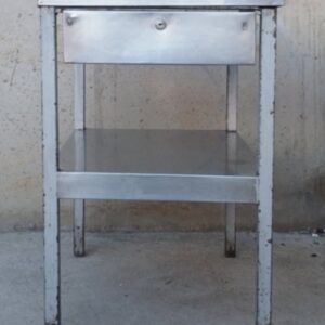 Mesa de inox y hierro 50x65cm de ocasión en cabauoportunitats.com