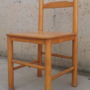 Silla de ocasión fabricada en madera de pino de 42x42cm en cabauoportunitats.com