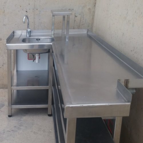 Mesa de trabajo de ocasión con fregadero en cabauoportunitats.com