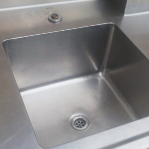 Taula de treball d'acer inoxidable amb pica i aixeta d'ocasió a cabauoportunitats.com Balaguer - Lleida - Catalunya