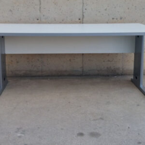 Escriptori gris clar 180x60cm d'ocasió a cabauoportunitats.com Balaguer - Lleida - Catalunya