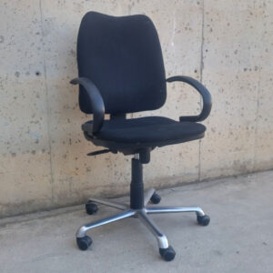 Sillas de oficina de ocasión con ruedas en cabauoportunitats.com