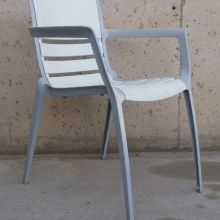 Mesa y sillas terraza de ocasión color blanco en cabauoportunitats.com