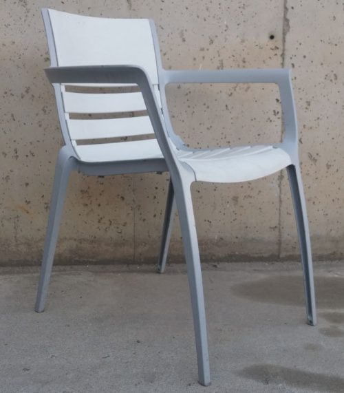 Mesa y sillas terraza de ocasión color blanco en cabauoportunitats.com
