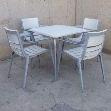 Mesa y sillas terraza de ocasión color blanco en cabauoportunitats.com