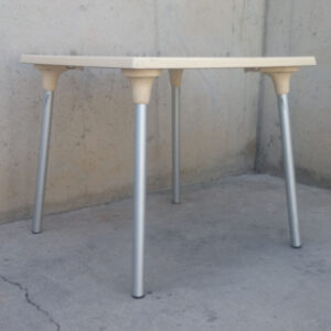 Mesa de terraza de ocasión color crema 80x80cm en cabauoportunitats.com