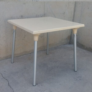 Mesa de terraza de ocasión color crema 80x80cm en cabauoportunitats.com