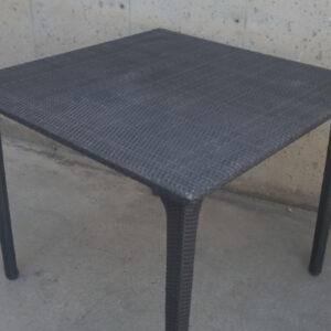 Mesa de terraza de ocasión color marrón 90x90cm en cabauoportunitats.com