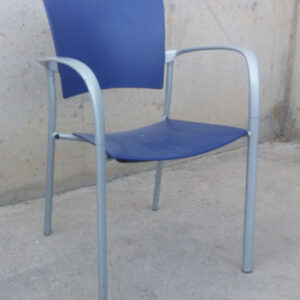 Mesa apilable de acero y plástico de ocasión en cabauoportunitats.com