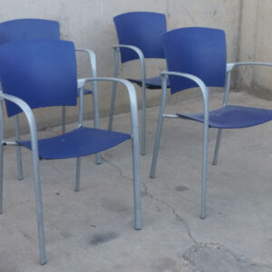 Mesa apilable de acero y plástico de ocasión en cabauoportunitats.com