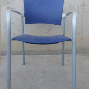 Mesa apilable de acero y plástico de ocasión en cabauoportunitats.com