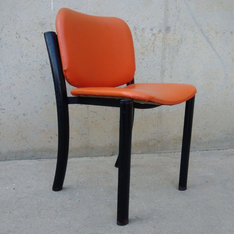 Silla negra y naranja de ocasión en cabauoportunitats.com