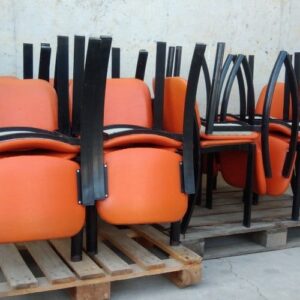 Silla negra y naranja de ocasión en cabauoportunitats.com