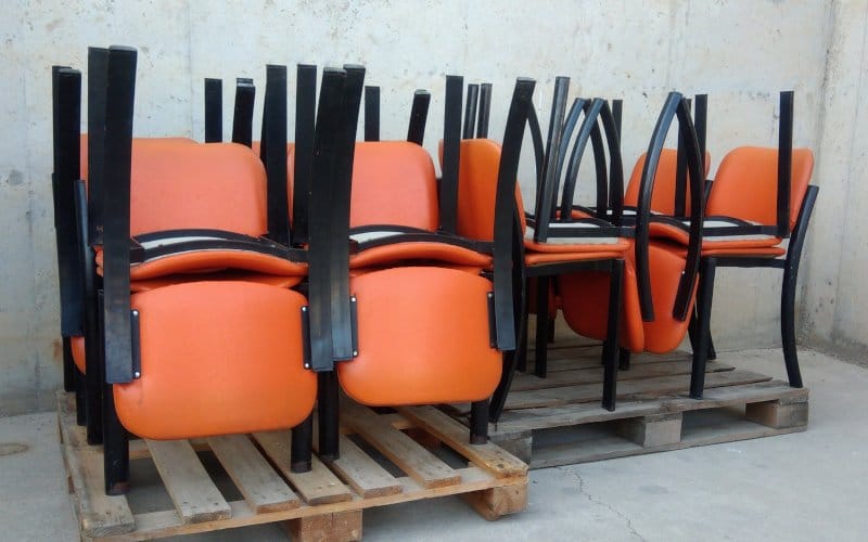 Silla negra y naranja de ocasión en cabauoportunitats.com