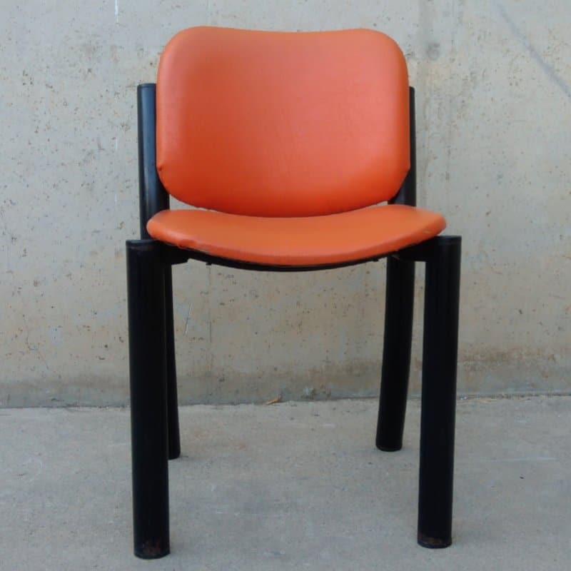 Silla negra y naranja de ocasión en cabauoportunitats.com