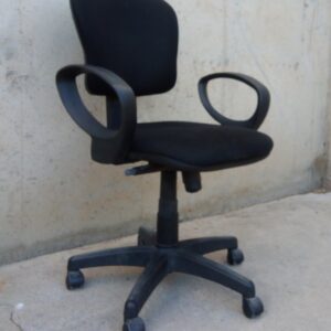 Silla negra de oficina con brazos y ruedas de ocasión en cabauoportunitats.com