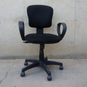Silla negra de oficina con brazos y ruedas de ocasión en cabauoportunitats.com