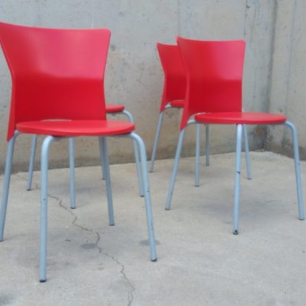 Cadira vermella de plàstic d'ocasió a cabauoportunitats.com Balaguer - Lleida - Catalunya