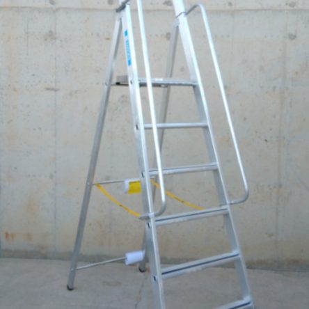 Escalera aluminio 6 peldaños 1500cm de ocasión en cabauoportunitats.com