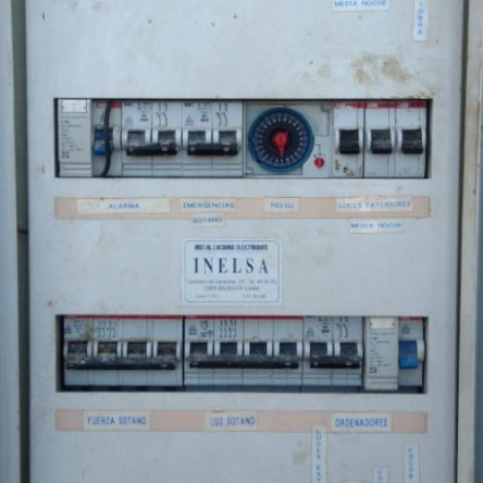 Cuadro eléctrico manotérmicos y reloj de ocasión en cabauoportunitats.com