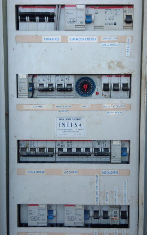 Cuadro eléctrico manotérmicos y reloj de ocasión en cabauoportunitats.com