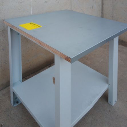 Banc de treball amb xapa d'inox 71x71cm d'ocasió a cabauoportunitats.com Balaguer - Lleida - Catalunya
