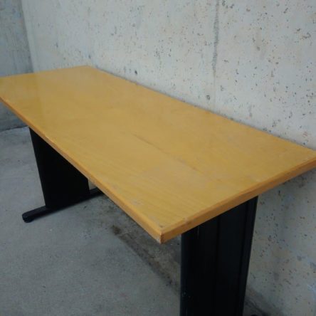 Taula 140x53cm de fusta de pi i potes de xapa d'ocasió a cabauoportunitats.com Balaguer - Lleida - Catalunya