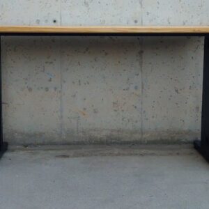 Taula 140x53cm de fusta de pi i potes de xapa d'ocasió a cabauoportunitats.com Balaguer - Lleida - Catalunya