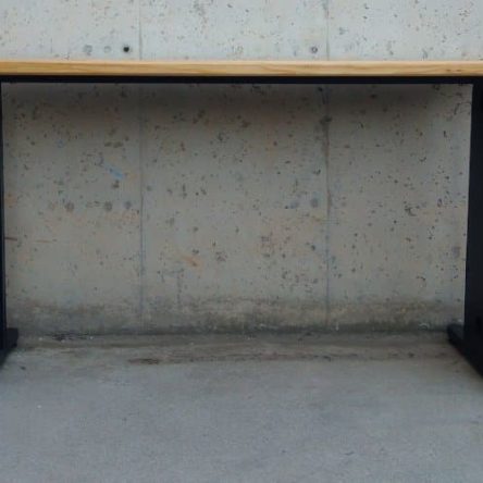 Taula 140x53cm de fusta de pi i potes de xapa d'ocasió a cabauoportunitats.com Balaguer - Lleida - Catalunya