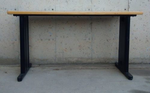Taula 140x53cm de fusta de pi i potes de xapa d'ocasió a cabauoportunitats.com Balaguer - Lleida - Catalunya