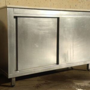Mesa de trabajo de mármol e inox de ocasión en cabauoportunitats.com