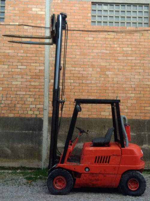 Carretilla elevadora LINDE H25 ruedas macizadas de ocasión en cabauoportunitats.com