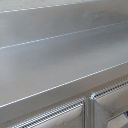 Taula mostrador d'inox amb nevera 205cm d'ocasió a cabauoportunitats.com Balaguer - Lleida - Catalunya