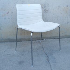 Cadira apilable cuir blanc encoixinat (3 uts) de segona mà a cabauoportunitats.com Balaguer - Lleida - Catalunya